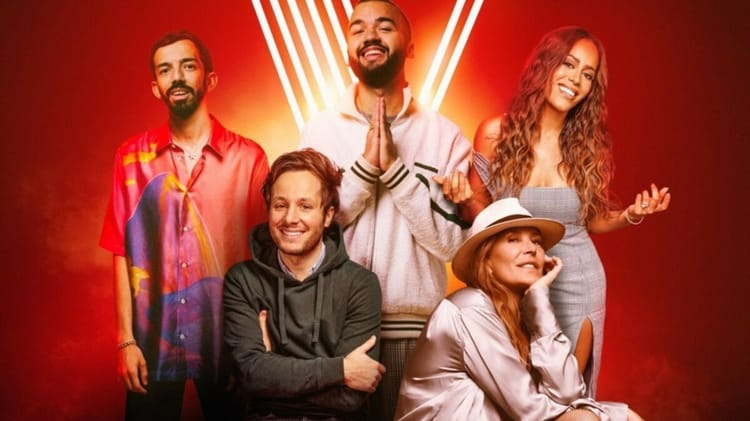 Groupe de juges de The Voice 2023 avec ambiance lumineuse.