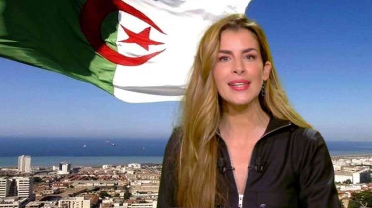 Vanessa Le Moigne avec drapeau algérien en arrière-plan.