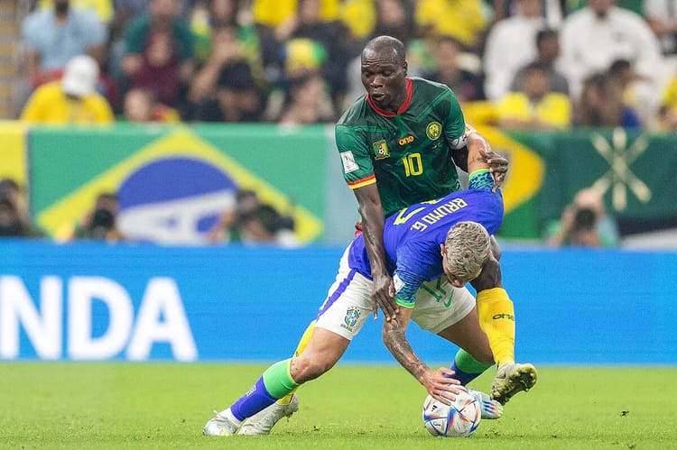 Joueur brésilien et joueur africain en duel lors d'un match de football.