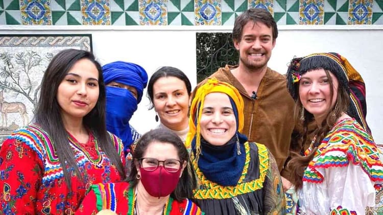 Groupe de personnes en tenue traditionnelle lors du Yennayer 2973.