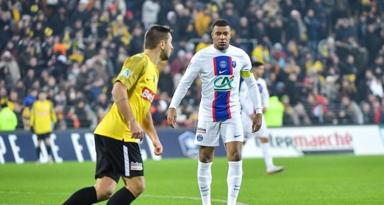 Mbappé, l’énorme déclaration d’amour Kylian Mbappé en action sur le terrain de football avec un adversaire.