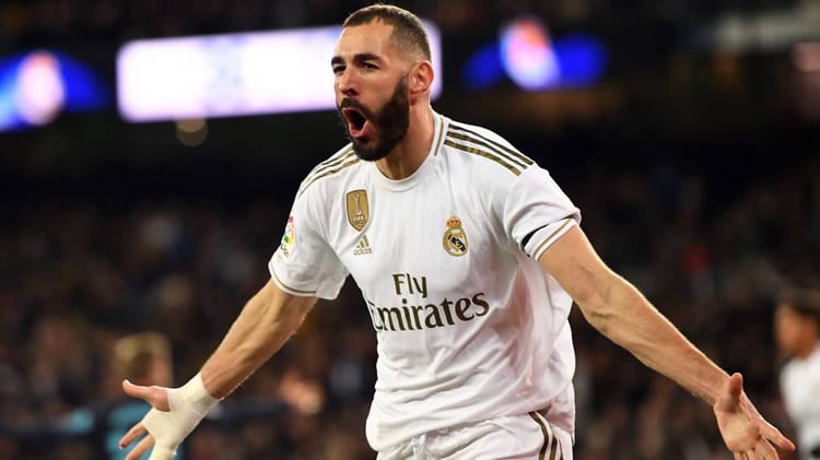 Karim Benzema célèbre un but avec Real Madrid en match.
