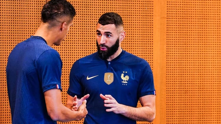 Encore une nouvelle polémique dans l'Affaire Karim Benzema Karim Benzema en conversation avec un joueur de l'équipe de France.