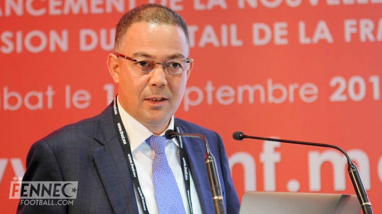 Personne parlant lors d'une conférence sur la CAN 2025.