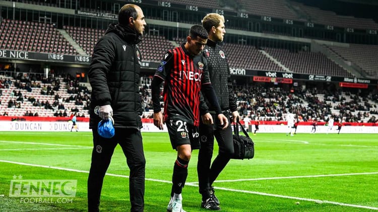 Youcef Atal sortant du terrain avec blessure lors d'un match de football.