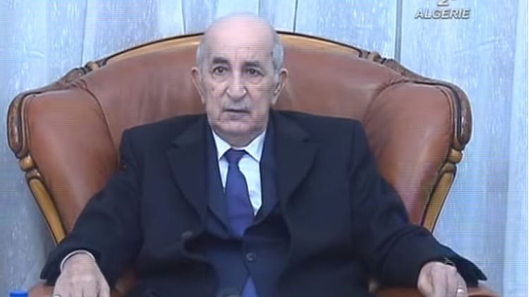 Homme politique algérien lors d'une déclaration officielle.