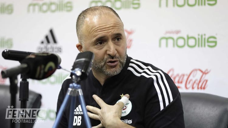 Djamel Belmadi en conférence de presse, gesticulant avec passion.