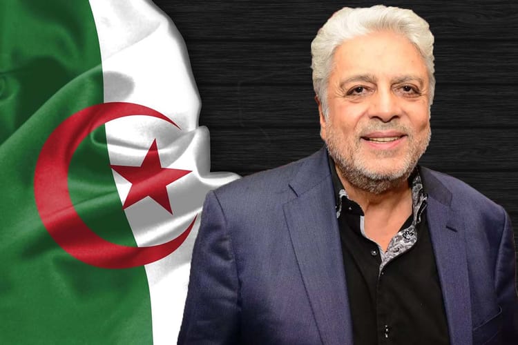 Enrico Macias devant le drapeau algérien, symbole de son lien avec l'Algérie.