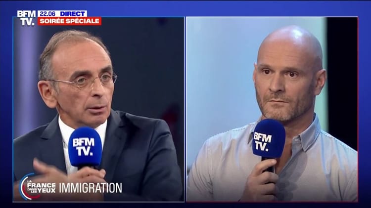 Deux hommes discutent lors d'un débat télévisé sur l'immigration.