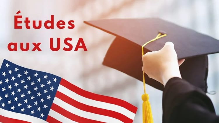 Étudiant avec un chapeau de graduation et drapeau américain.