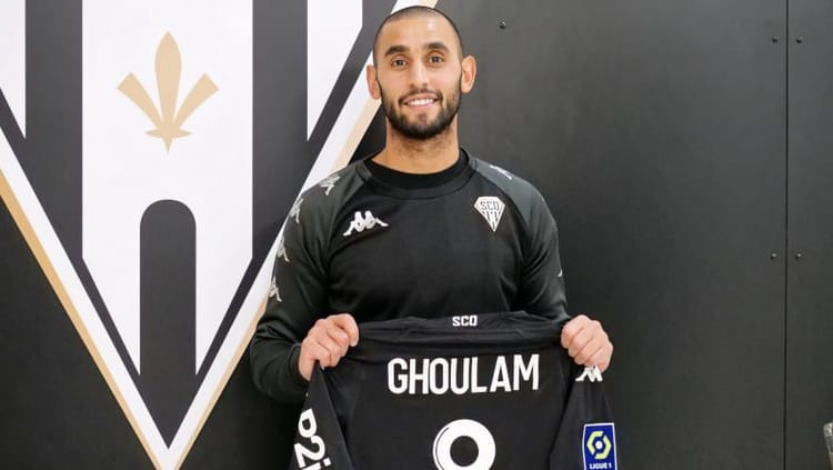 Faouzi Ghoulam : L'Algérie est favori pour la CAN 2025 Faouzi Ghoulam tenant son maillot avec son nom et numéro 9.