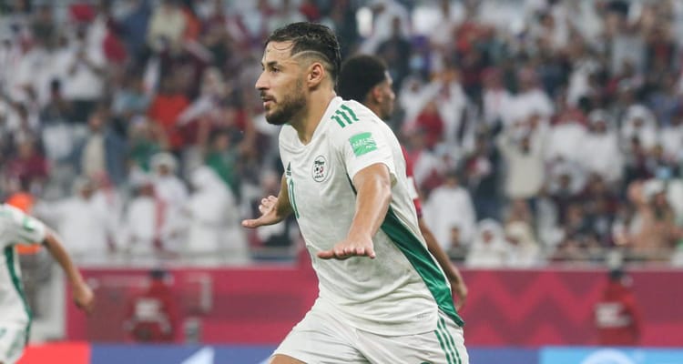 Enorme surprise ! Un cador européen joue habilement la carte, et chipe ce joueur algérien. Joueur algérien lors d'un match de football en Algérie.