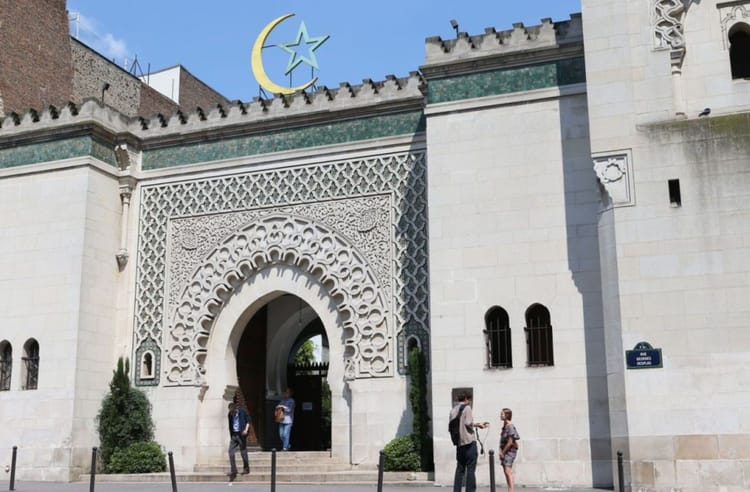 France : le mois de ramadan s'annonce difficile Entrée d'une mosquée avec décorations arabes et croissant de lune.