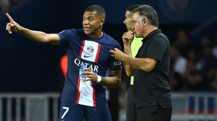 Galtier discute avec Mbappé sur le terrain de football.