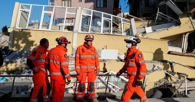 Le pompier algérien qui a sauvé le bébé en Turquie livre ce détail émouvant Pompiers en action lors d'une opération de sauvetage en Turquie.