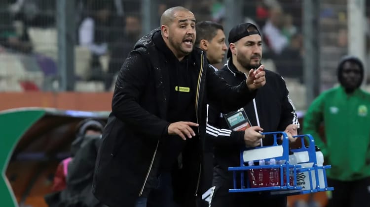 Madjid Bougherra démissionne de l'Équipe d'Algérie A' Entraîneur Bougherra donnant des instructions sur le terrain.