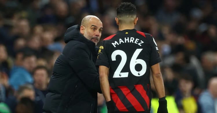 Mahrez restera sur le banc face au Real Madrid Mahrez en discussion avec Guardiola lors d'un match de football.