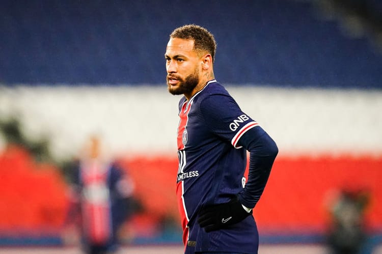 Neymar en action sur le terrain du PSG, concentré et déterminé.
