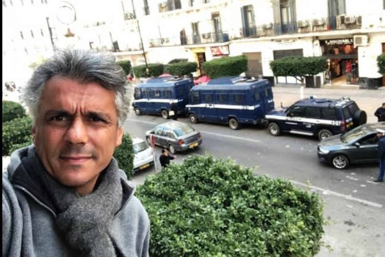 Tout savoir sur la nouvelle demande de Rachid Nekkaz au Président Tebboune Rachid Nekkaz devant des véhicules de police à Paris.
