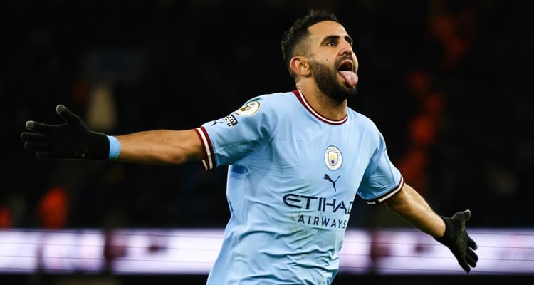 Ahurissant ! Riyad Mahrez dévoile le plus grand secret de sa carrière Riyad Mahrez célèbre lors d'un match de football avec Manchester City.