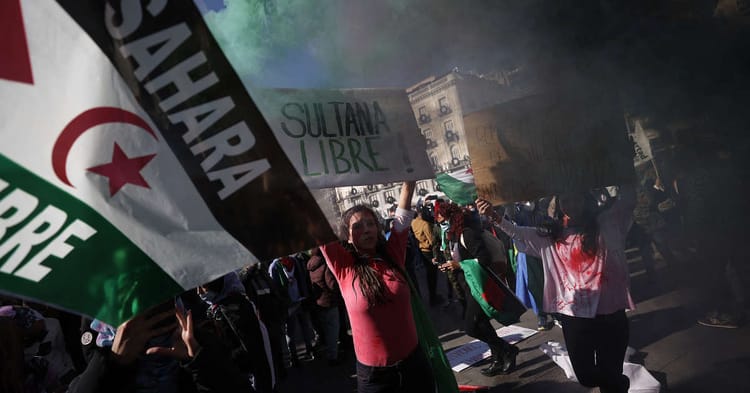 Manifestation avec drapeaux du Sahara occidental et slogans.