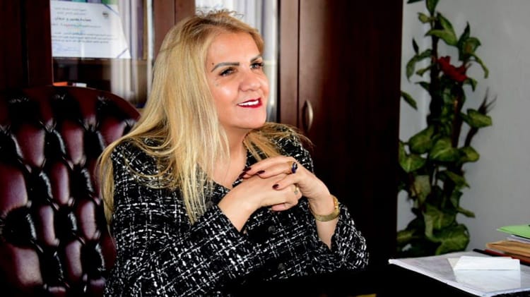 Saïda Neghza, femme influente, lors d'une interview ou réunion.