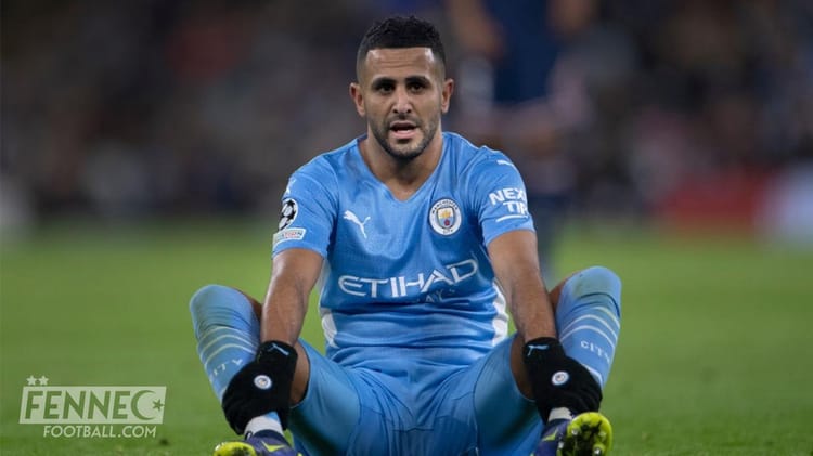 Premier League : Voici l’énorme sanction que risque le Club de Riyad Mahrez. Riyad Mahrez en tenue de Manchester City sur le terrain de football.