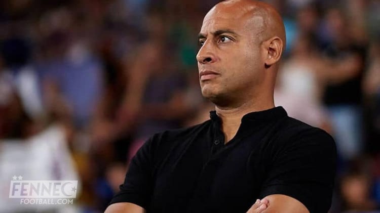 Mehdi Nafti, entraîneur, lors d'un match de football en Algérie.