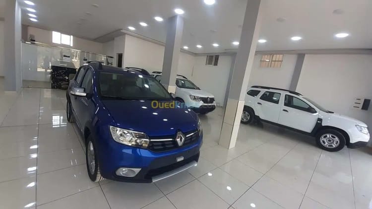 Voiture Renault Sandero Diesel dans un showroom moderne en Algérie.