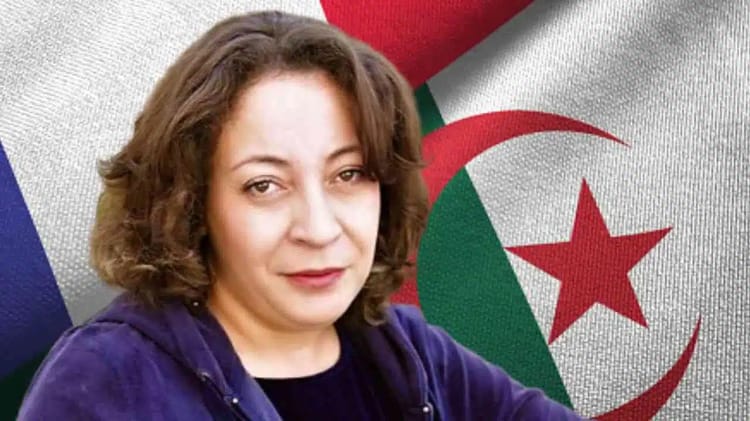 Amira Bouraoui condamnée à 10 ans de prison par contumace Femme algérienne devant le drapeau national, expression sérieuse.