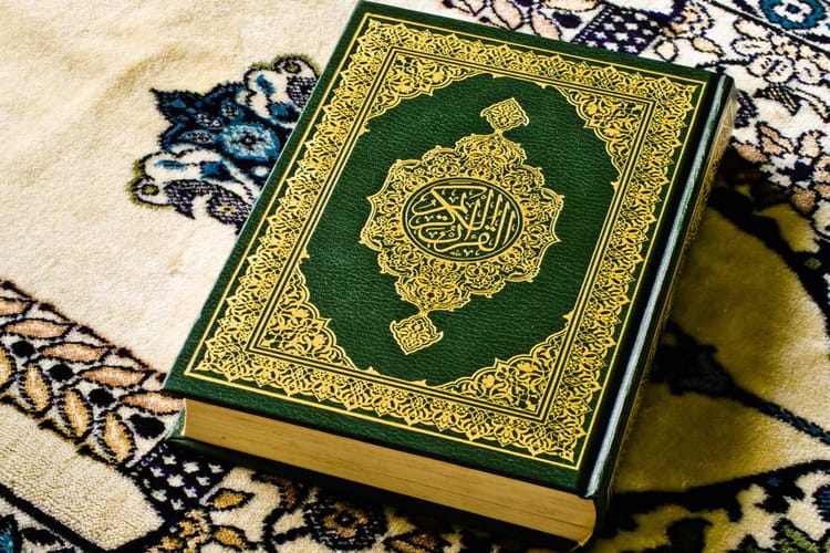 Du nouveau! Distribution gratuite du Coran en braille en Algérie et à l'étranger Livre du Coran en braille posé sur un tapis traditionnel.