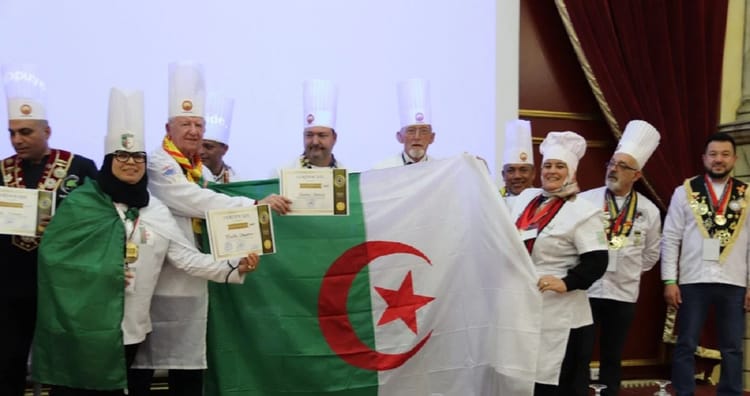 Imperturbable ! l’Algérie se distingue à la Coupe du monde culinaire 2023 Groupe de chefs algériens avec drapeau national lors de la compétition.
