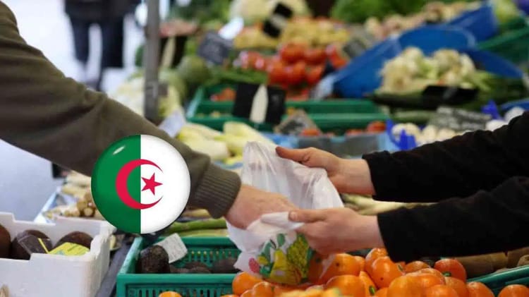 Vendeur algérien vendant des fruits frais au marché.