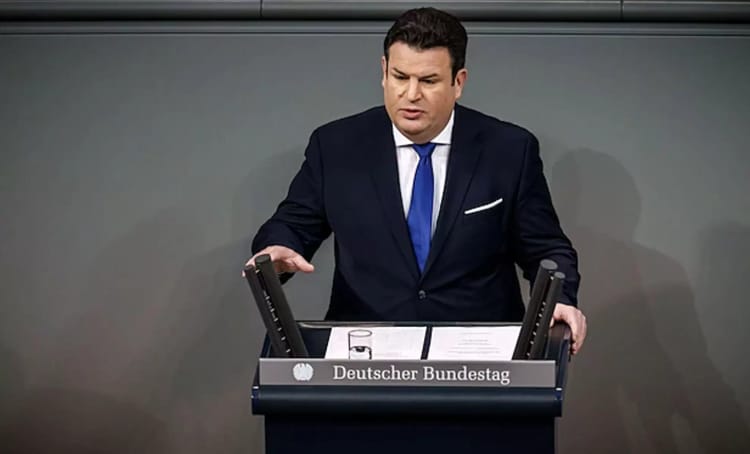 L'Allemagne fait une cour assidue à la main-d'œuvre tunisienne et marocaine pour cette raison Homme en costume parlant au Bundestag allemand.