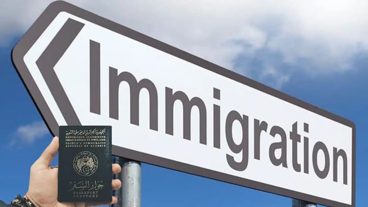 Sondage : 77% des Français sceptiques quant à la gestion de l'immigration par le gouvernement Panneau indiquant la direction de l'immigration sous un ciel nuageux.