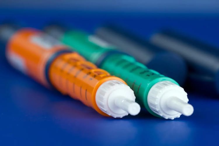 Industrie Pharmaceutique : C'est la date de production des flacons d'insuline Deux seringues d'insuline colorées sur fond bleu.