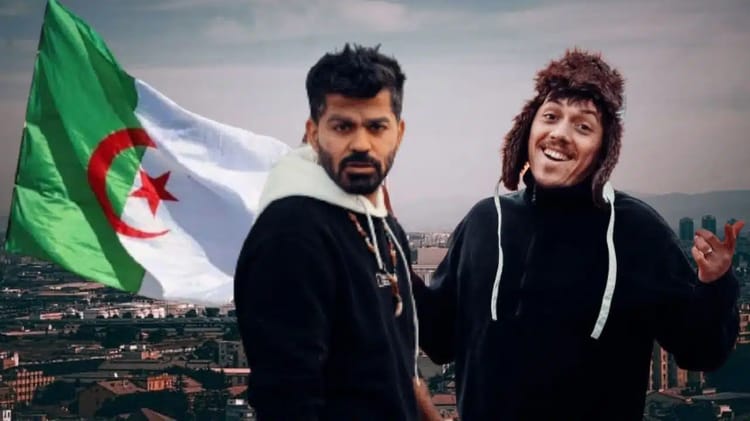 Deux jeunes hommes avec drapeau algérien, souriants et décontractés.