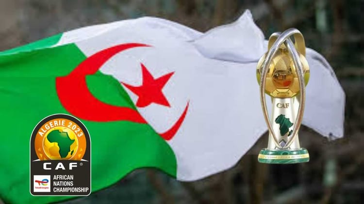 Drapeau algérien avec trophée de la CAF en arrière-plan.