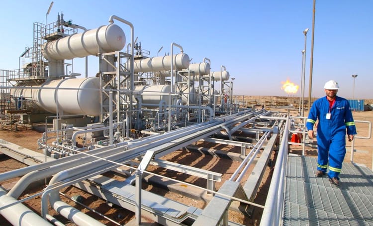 Installation de pipelines de gaz naturel en Algérie avec un ingénieur en sécurité.