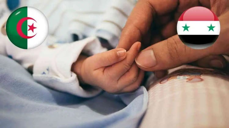 Main d'un bébé syrien tenant le doigt d'un adulte syrien.