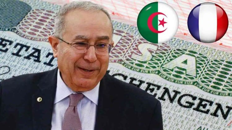 Diplomate souriant avec drapeaux Algérie et France en arrière-plan.