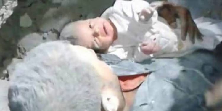 Bébé sauvé sous les décombres à Alep, Syrie.