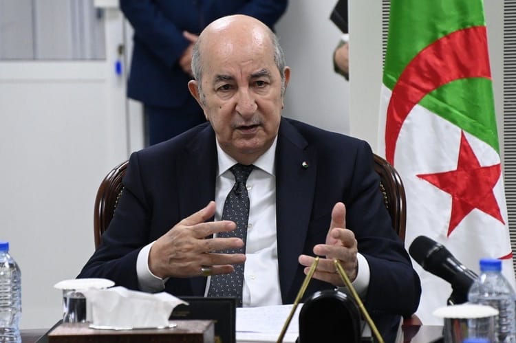 Sondage Sputnik 2024 : Abdelmadjid Tebboune parmi les leaders arabes les plus influents Président Tebboune en discussion lors d'une réunion officielle en Algérie.