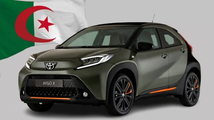 Toyota Aygo 2023 : Découvrez le prix de la voiture en Algérie Voiture Toyota Aygo 2023 avec drapeau algérien en arrière-plan.