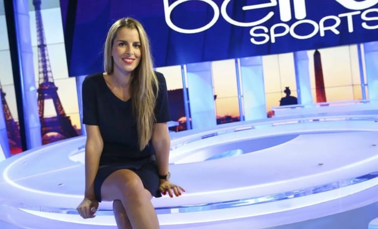 Vanessa Le Moigne dans un studio de sport avec décor parisien.