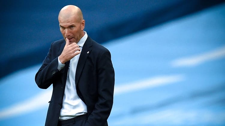Zidane en costume lors d'une conférence de presse au PSG.