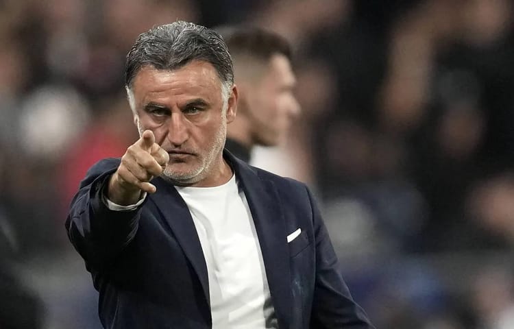 Christophe Galtier pointant du doigt lors d'un match du PSG.