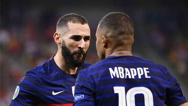 Benzema-Mbappé, l'énorme clash sur RMC Karim Benzema et Kylian Mbappé lors d'un match de football.