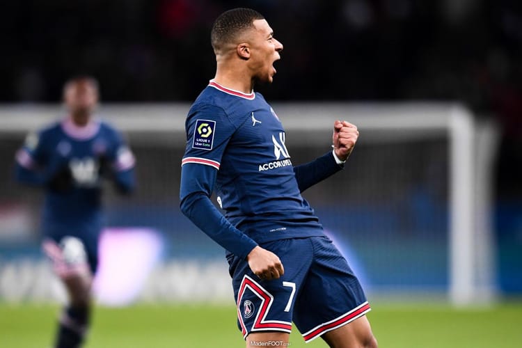 Kylian Mbappé en action lors d'un match de football avec le PSG.