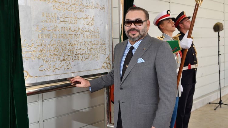 Chantage au roi du Maroc : les deux journalistes français écopent d'un an de prison avec sursis Homme en costume gris et lunettes de soleil lors d'une cérémonie officielle.